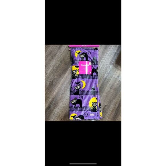 NWT BETSEYVILLE BETSEY JOHNSON Halloween Throw Blanket Black Cat Purple w/Hanger - Picture 9 of 9